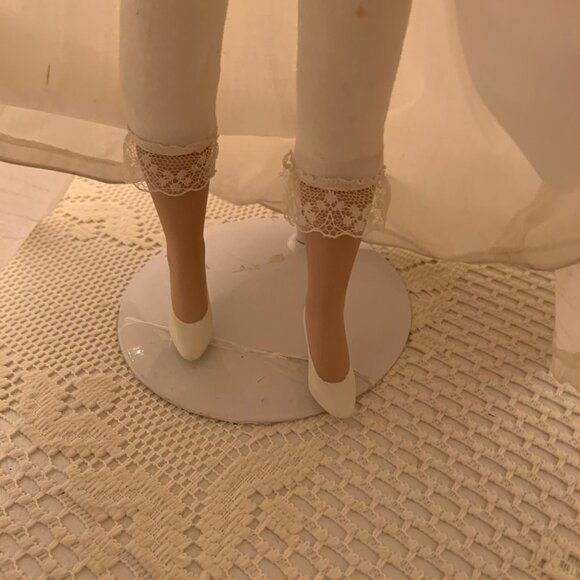 “Autumn Reflection" Vintage Porcelain Bisque Wedding Doll - Picture 15 of 16